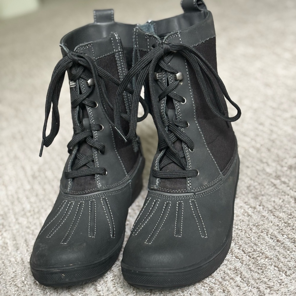 Clark’s Women's Black Lace-Up/Zip Up Rain Snow Boots 8.5